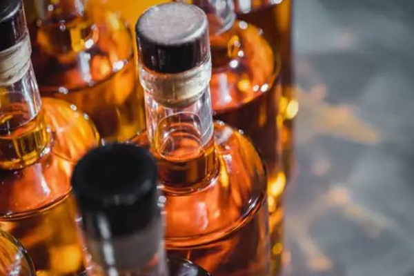 மதுபான போத்தல்களை மோட்டார் சைக்கிளில் ஏற்றிச் சென்ற நபருக்கு நேர்ந்த கதி! | Person Carry Liquor Bottles Motorcycle Arrested