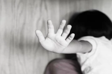 யாழில் சிறுமியொருவருடன் பாலியல் சேஷ்டையில் ஈடுபட்ட சிறிய தந்தை கைது