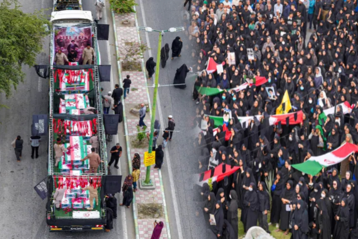 ஈரானில் தாக்குதலில் உயிரிழந்த பாடசாலை மாணவர்கள்; கண்ணீருடன் இறுதிச்சடங்கு | School Students Killed In Attack On Iran Funeral ஈரானில் தாக்குதலில் உயிரிழந்த பாடசாலை மாணவர்கள்; கண்ணீருடன் இறுதிச்சடங்கு | School Students Killed In Attack On Iran Funeral