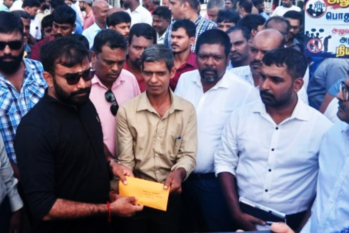 தரக்குறைவாக பேசிய உயர் அதிகாரிகள் - யாழில் போராட்டத்தில் குதித்த அபிவிருத்தி உத்தியோகத்தர்கள் | Protest By Development Officers Reported In North