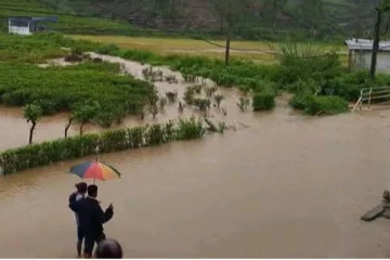 வெள்ளத்தில் மூழ்கிய வீடுகள் ; கடும் சிரமத்தில் மக்கள்