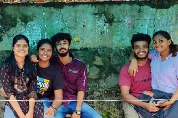 பக்கத்துல உட்காந்தா தவறா ?கேரள மாணவர்களின் நூதன போராட்டம் வைரல் - தமிழ்நாடு