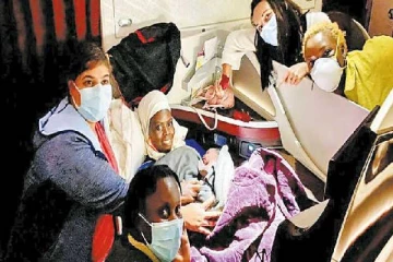 நடுவானில் கர்ப்பிணிப்பெண்ணுக்கு பிரசவம் பார்த்த கனடா பெண் வைத்தியர்!