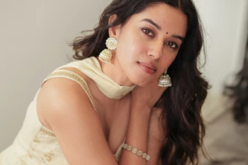 மிர்னாலினி ரவி அழகிய ஸ்டில்கள்