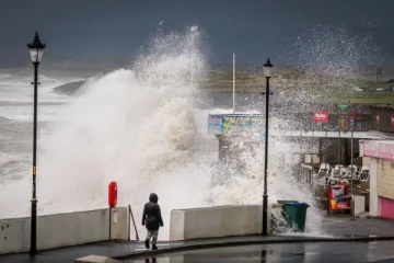 இந்த மூன்று பொருட்களையும் தயாராக வைத்துக்கொள்ளுங்கள்: பிரித்தானிய வானிலை ஆராய்ச்சி மையம் வலியுறுத்தல்