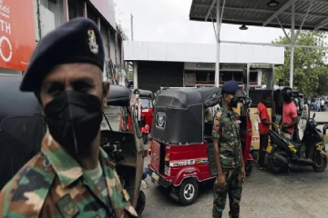 இராணுவ வீரர் மற்றும் பொலிஸ் உத்தியோகஸ்தர் மீது தாக்குதல்