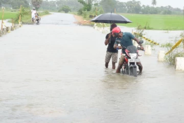 கன மழையால் அம்பாறை மாவட்ட மக்களின் அன்றாட வாழ்க்கை பாதிப்பு(Photos)