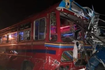 கொழும்பிலிருந்து யாழ். சென்ற பயணிகள் பேருந்து காரொன்றுடன் மோதி விபத்து