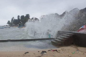 யாழ்ப்பாணத்தில் கடல் கொந்தளிப்பு ; உடைந்து விழுந்த கட்டுமானங்கள்