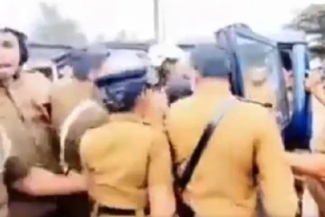 பெண் பொலிஸ் அதிகாரியின் கழுத்தை பிடித்து தள்ளிய உயர் அதிகாரி!