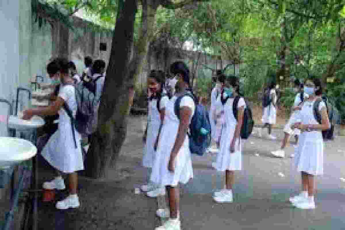 மாணவர்களிடையே வேகமாக பரவும் வைரஸ் மூளைக்காய்ச்சல் : பொதுமக்களுக்கு மருத்துவரின் அறிவுரை | Meningitis Cases Reported Among Schoolchildren மாணவர்களிடையே வேகமாக பரவும் வைரஸ் மூளைக்காய்ச்சல் : பொதுமக்களுக்கு மருத்துவரின் அறிவுரை | Meningitis Cases Reported Among Schoolchildren