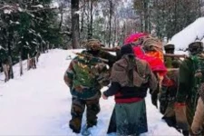 காஷ்மீரில் உறைபனியில் கர்ப்பிணியை சுமந்துசென்ற ராணுவ வீரர்கள்- வைரலாகும் வீடியோ!