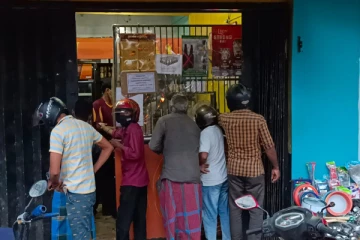 மதுபானசாலைகள் திறக்கப்பட்டமைக்கு எதிராக உயர் நீதிமன்றில் மனு தாக்கல்!