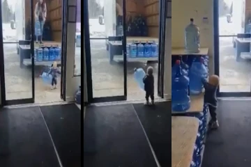 தன் தாய்க்கு உதவி செய்த குட்டி குழந்தை - வைரலாகும் க்யூட் வீடியோ!