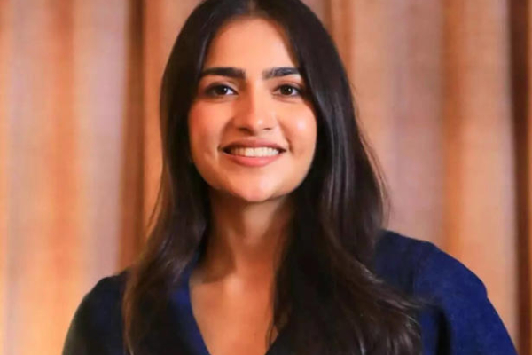 39 வயது நடிகருடன் இணைந்த தென்னிந்திய சினிமாவின் சென்சேஷனல் நடிகை ருக்மிணி வசந்த்.. கைவசம் இத்தனை படங்களா | Rukmini Vasanth Acting With Yash In Toxic Movie