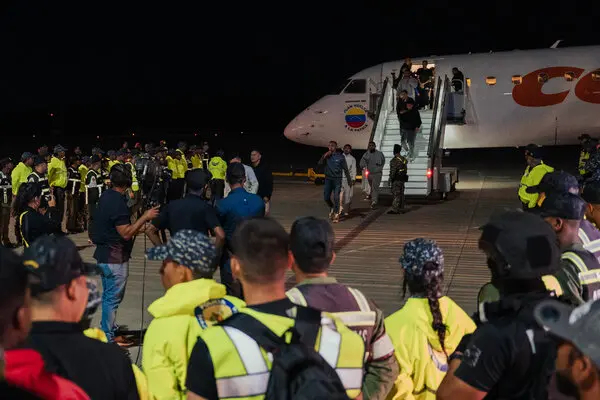 வெனிசுலாவில் வலுக்கும் பதற்றம்! அமெரிக்கர்களை உடனடியாக வெளியேறுமாறு அறிவிப்பு | Us Warns Americans To Leave Venezuela Immediately