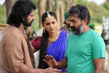 பாகுபலி படத்தை பல படங்களில் இருந்து காப்பியடித்து எடுத்துள்ள ராஜமௌலி.. மாட்டிக்கிட்ட பங்கு