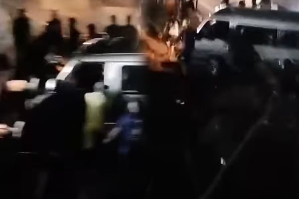 இலங்கையில் பிரம்மிக்க வைத்த சம்பவம் - தெய்வாதீனமாக தப்பிய வேன் | Van Escaped From A Huge Accident