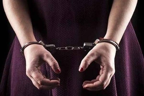 யாழில் பேருந்துக்கு கல்லெறிந்து சேதப்படுத்திய பெண் கைது | Woman Damaged A Bus By Pelting Stones In Jaffna