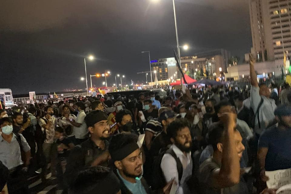 கொமும்பில் நள்ளிரவிலும் ஜனாதிபதியை பதவி விலகுமாறு கோசம்போடும் இளைஞர்கள்! | Colombo Youths Midnight Protest Gohomegota