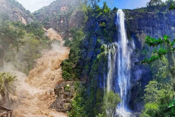திடீரென நிறம் மாறிய ராவண எல்ல நீர்வீழ்ச்சி