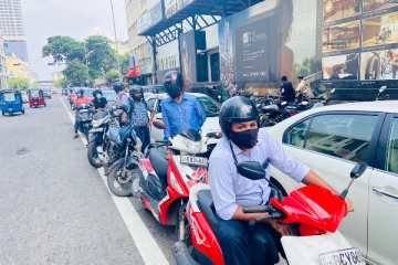 யாழில் வரிசையில்  நின்ற   நவீன ரக மோட்டார் சைக்கிள்களுக்கு விசமிகளால் ஏற்பட்ட நிலை!