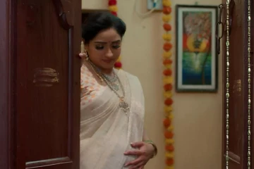 அடேய் கைய தான தொட்டான்.. அதுக்குள்ள கர்ப்பமா?? 90'ஸ் கிட்ஸ் கதையா இருக்கே - மாரி சீரியலை கலாய்க்கும் ரசிகர்கள்