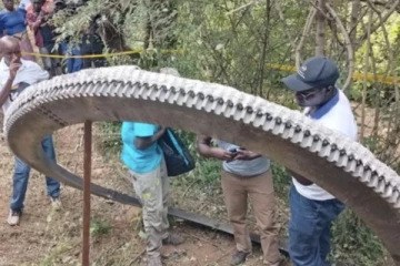 வானில் இருந்து விழுந்த 500 கிலோ வளையம் - நிறம் மாறியதால் அச்சமடைந்த மக்கள்