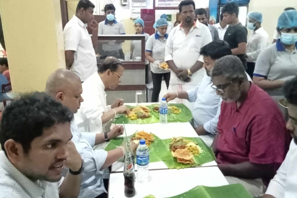 யாழில் மக்களோடு அமர்ந்து சைவ உணவை ருசித்த மைத்திரிபால! (Photos) | Maithripala With People Tasted Vegetarian Food