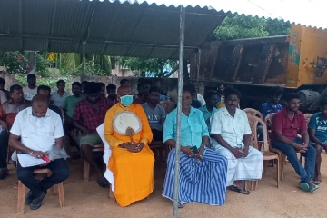 மன்னாரில் மணல் மாபியாக்கள் போராட்டம் - பெளத்த பிக்குவும் ஆதரவு..!