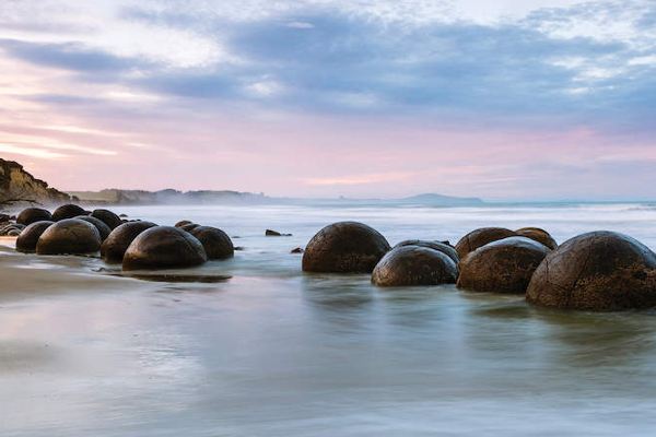 மனதை பறிகொடுக்கும் கடல்... விசித்திரமான கற்பாறைகள்..! | World Viral News