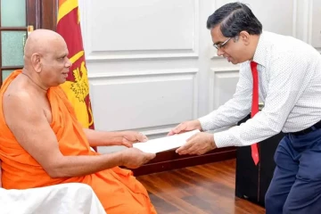 සබරගමුව සරසවියේ නව කුලපති ලෙස ගල්ලෑල්ලේ සුමනසිරි හිමි පත්කරයි