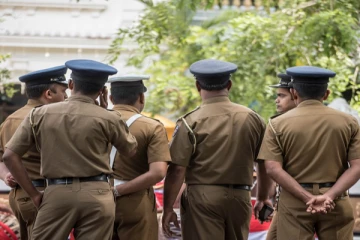குழுவொன்றினால் இரு காவல்துறையினருக்கு நேர்ந்த கதி