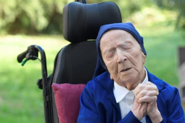 ලොව වයස්ගතම පුද්ගලයා ලෙස සැලකූ කන්‍යා සොයුරිය මෙලොව හැරයයි..! (PHOTOS)