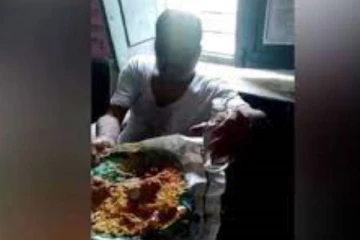 பட்டப்பகலில் மாணவர்கள் முன்பே ஆசிரியர் செய்த அதிர்ச்சி காரியம்.. வைரலாகும் வீடியோ!