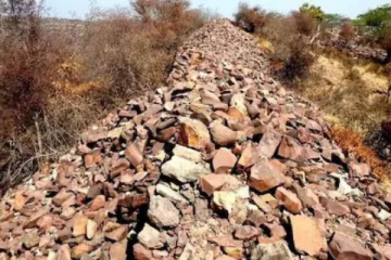 புதையலுக்காக கோட்டையை இடித்து தரைமட்டமாக்கிய மக்கள் - காத்திருந்த அதிர்ச்சி!