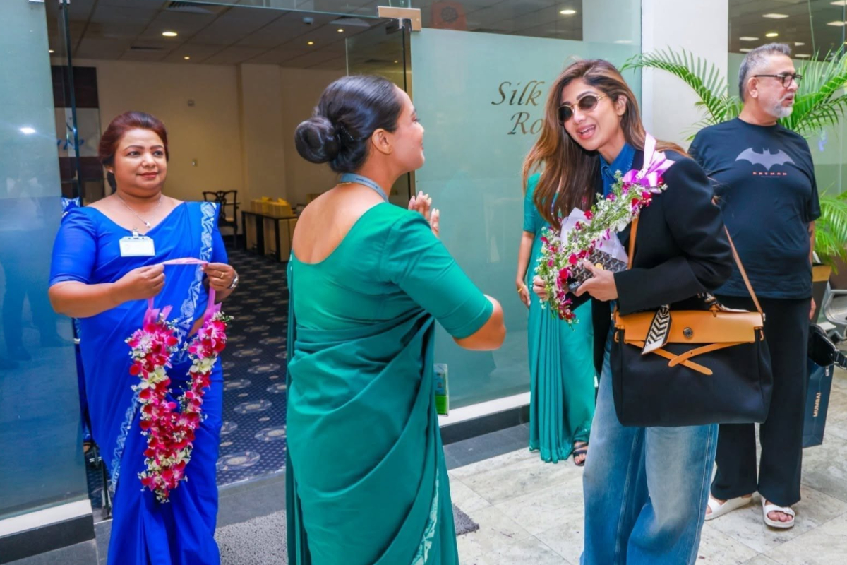 இலங்கை வந்துள்ள பாலிவுட் நட்சத்திரங்கள்; விமான நிலையத்தில் வரவேற்பு | Shilpa Shetty Jacqueline Fernandez In Sri Lanka