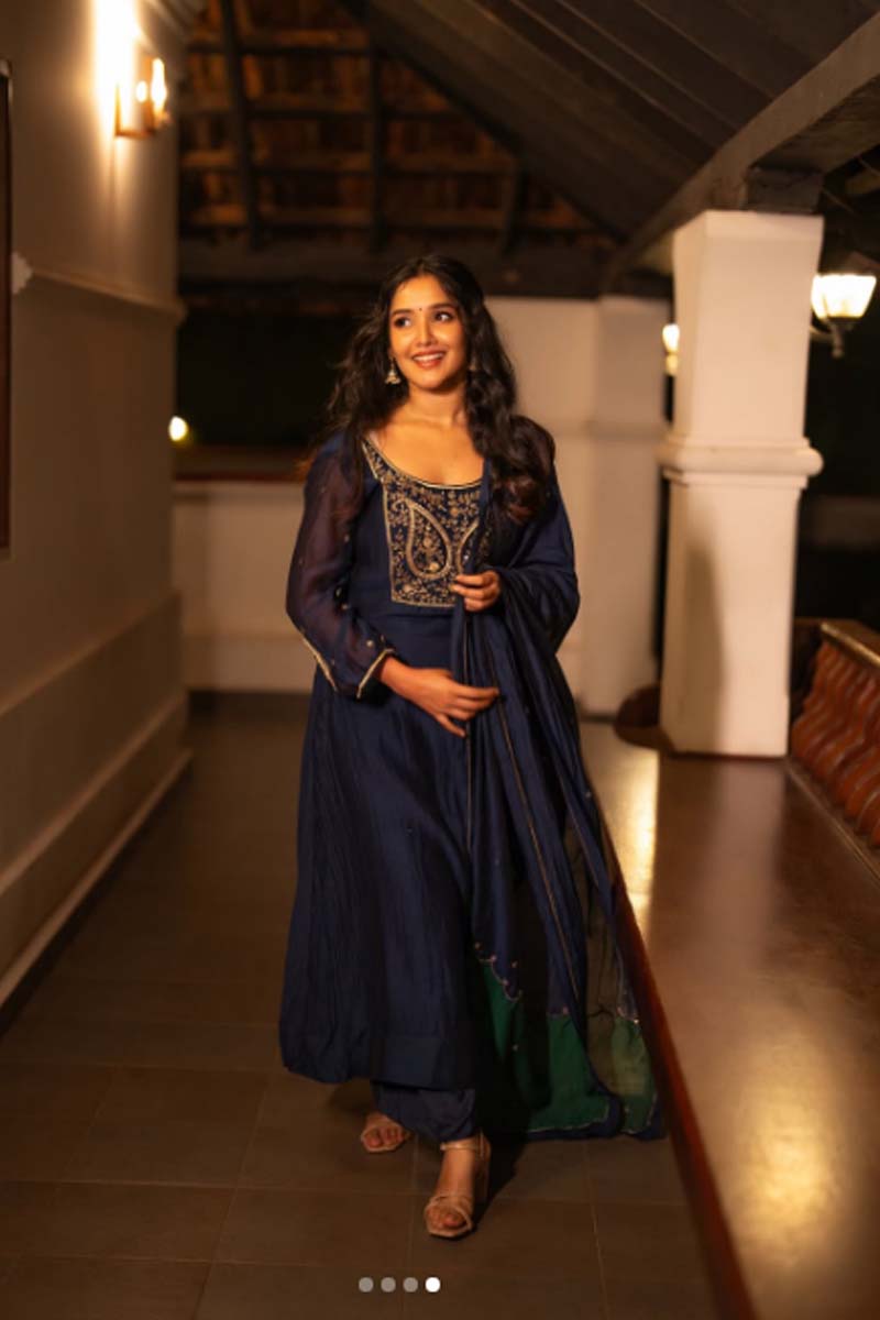 அனிகா வெளியிட்ட புகைப்படம்... சுடிதாரில் கூட எப்புட்டு அழகுனு பாருங்க | Anikha Surendran Salwar Kameez Latest Photos Viral