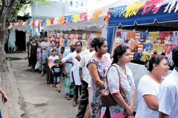 මේ පාර වෙසක් එකට බත් දන්සල්වලට යන්න හිතන් හිටපු අයට නරක ආරංචියක් - ගියත් මේවා විතරයි