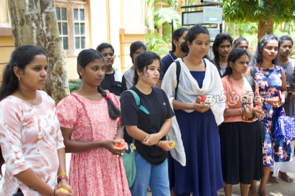 19 ஆண்டுகள் கடந்தும் கிடைக்காத நீதி! செஞ்சோலை வளாகத்தில் உயிரிழந்த உறவுகளுக்கு அஞ்சலி | Mullaitivu Sencholai Complex Deaths Tribute