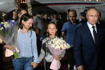 அமெரிக்காவில் இருந்து வந்த ரஷ்ய உளவு தம்பதியை வரவேற்ற புடின்!