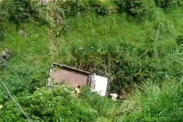 බිහිසුණු අනතුරක් - ලොරියක් අඩි 25ක ප්‍රපාතකයට පෙරළෙයි - රියැදුරු සහ සහායකයාට බරපතළ තුවාල