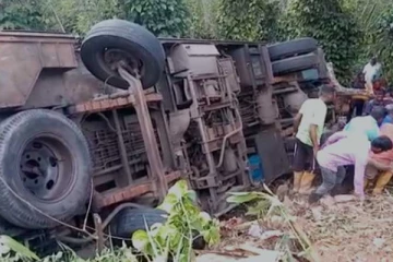 வீதியை விட்டு விலகி கவிழ்ந்த பேருந்து; 26 பேருக்கு நேர்ந்த சோகம்!