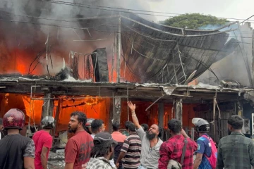 தமிழர் பகுதியில் பற்றி எரியும் க்ஷோ ரூம்