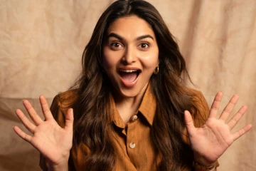 நடிகை கயாடு லோகர் கேஸுவல் லுக்கில் அழகிய போட்டோஷூட்