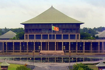 වාරිමාර්ග දෙපාර්තමේන්තුවේ ලොක්කෝ 35 දෙනෙක් නිල නිවාස භාර දී නෑ - කෝපාවෙදි සියල්ල එළි වෙයි