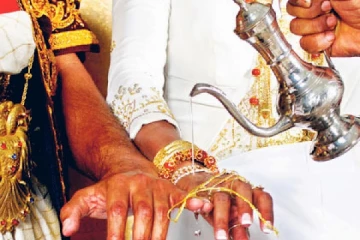 பிரித்தானிய தம்பதியினருக்கு குமாரி ஹஸ்தியா முன்றலில் திருமணம்....!