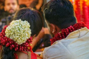 புது மணமக்களை முட்டிப்பார்த்த உறவினருக்கு நேர்ந்த கதி!
