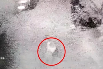 உ.பி-யில் தொடரும் பயங்கரம்! இளம் பெண்ணை மாடியிலிருந்து தூக்கி வீசிய இளைஞர்கள்: சிசிடிவி-யில் சிக்கிய பரபரப்பு காட்சி