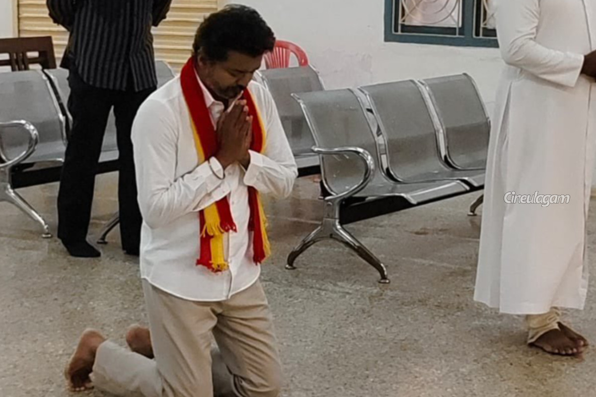 விஜய் மண்டியிட்டு நடந்து சென்று பிரார்த்தனை.. வைரலாகும் வீடியோ | Vijay Prays In Church Video Goes Viral